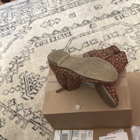 Cat and Jack boots size 6 barely worn great shape - Picture 3 of 5